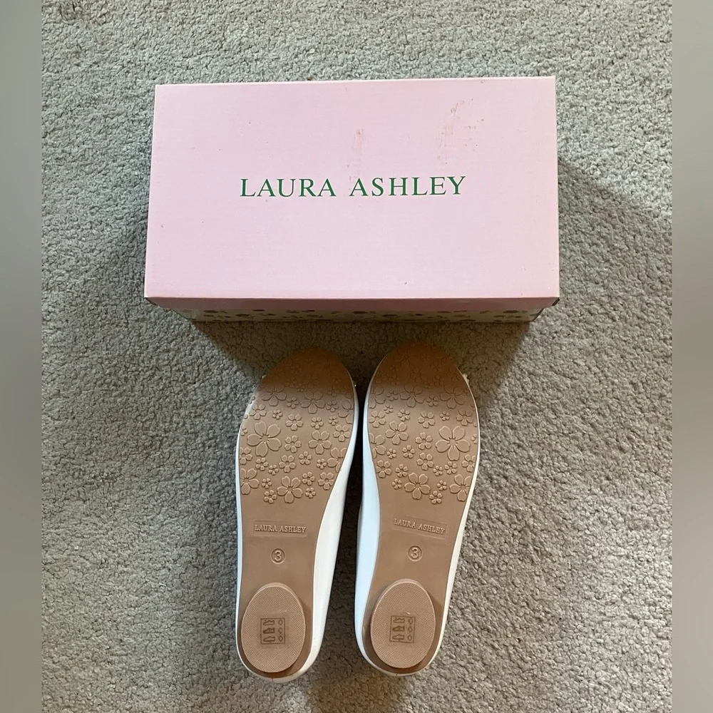 NEW Laura Ashley White Patent Flats with Beaded Bow Size 3